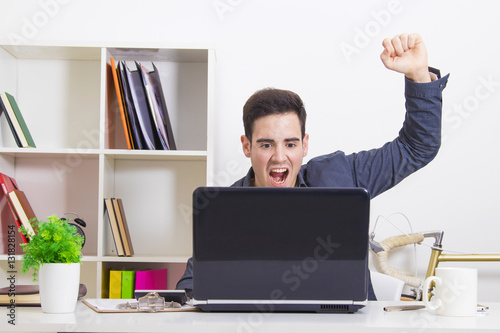Fotografía male young celebrating with enthusiasm looking it computer laptop