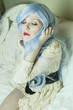 © nanihta - Retrato de una mujer joven y sensual con un vestido de encaje y el pelo azul