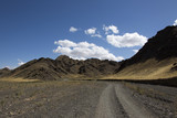 Fototapeta Góry - Straße durch die Wüste Gobi