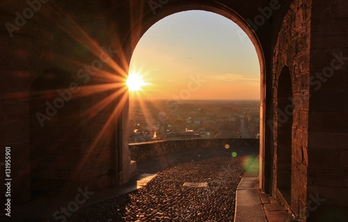 Fotomural Sorgere del sole da Porta San Giacomo, Bergamo alta, Lombardia, Italia