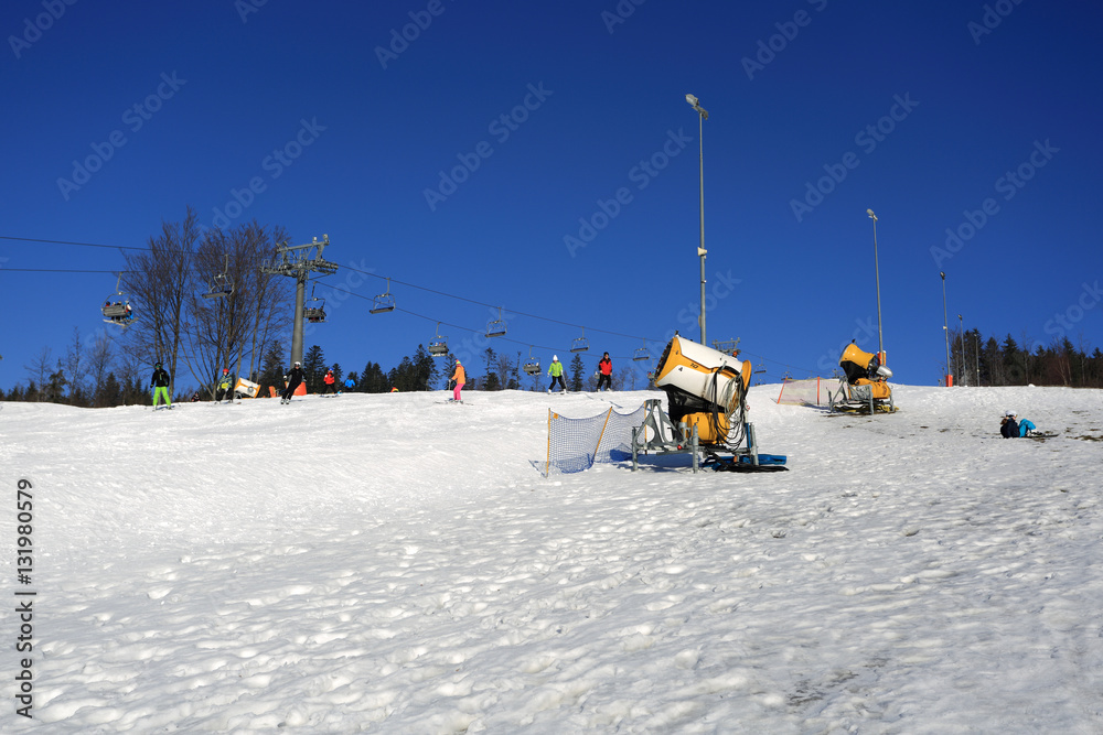 Armatki do wytwarzania śniegu na stoku narciarskim w Wiśle. - obrazy, fototapety, plakaty 