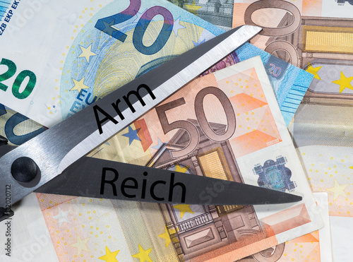 Fotografie, Obraz Armut / Geld und Schere mit den Worten Arm und Reich