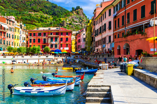 View of the old Vernazza village, Cinque Terre, Italy. Tableau sur Toile