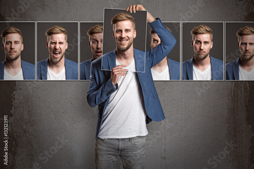 Fotografie, Obraz Mann zeigt verschiedene Gesichtsausdrücke