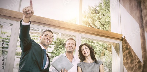 Fotomural Real-estate agent showing couple new home