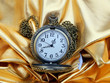 © kimbelij - Антикварные карманные часы на золотом фоне крупным планом