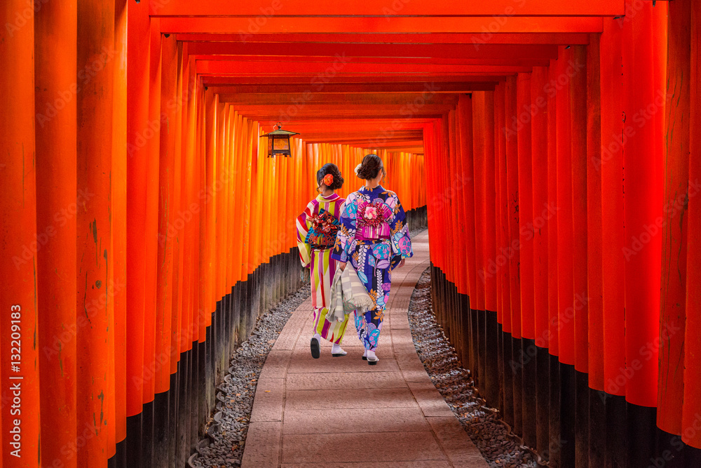 Women in traditional japanese kimonos walking at Fushimi Inari Shrine in Kyoto, Japan - obrazy, fototapety, plakaty 