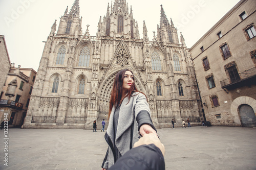 Plakat Miłośnicy para trzymając się za ręce w katedrze Świętego Krzyża i Świętego Eulalii. Europa, Barselona, ​​Hiszpania. Stary budynek w Barcelonie, Hiszpania