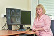 © njr_2018 - Specialist/Photo-portrait of a specialist in imaging at the computer, studying the radiograph of the patient