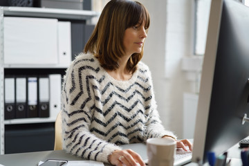 Poster - frau arbeitet am computer im büro