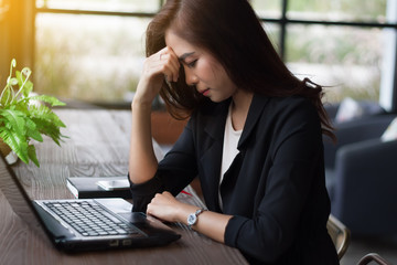 Asian businesswoman serious about the work done until the headac