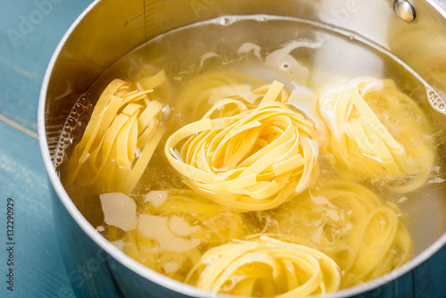 Valokuva Adding Tagliatelle Pasta In Hot Water Pot For Boil