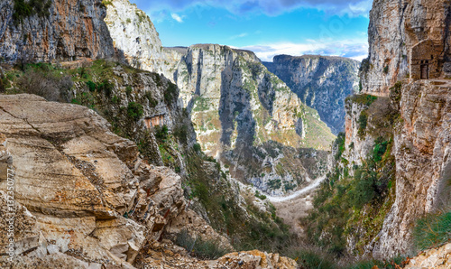 Fotografía The impressive Vikos gorge in the Zagoria region, Western Greece, the deepest in Europe, with some ruins of a monk house