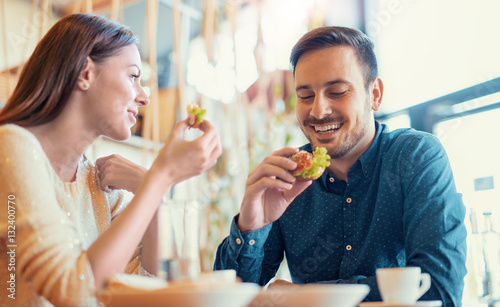 Fotografía Beautiful young couple sitting in a cafe, having breakfast