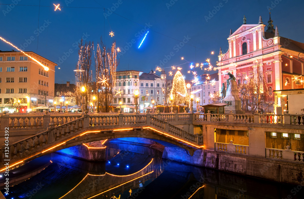 Obraz na płótnie Triple bridge, illuminated for New Years celebration, Ljubljana, w salonie