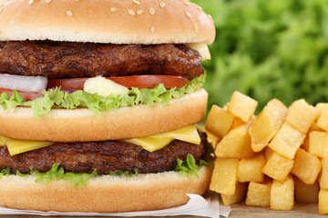 Doubleburger Double Burger Hamburger mit Pommes Frites Closeup N