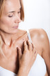 © plprod - femme examinant un grain de beauté sur la peau