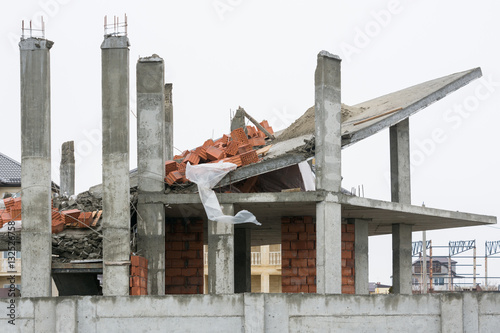 Fotografia, Obraz Effects of the use of unreliable supporting structures during the construction o