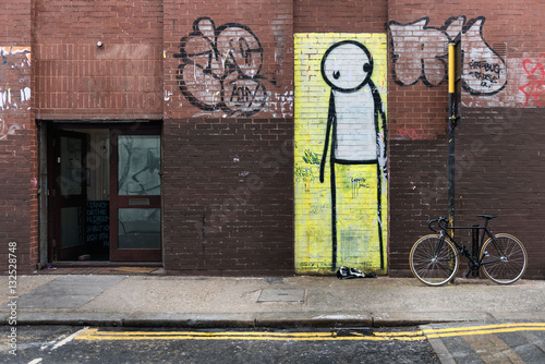 Naklejki inspirowane Banksy  sztuka-uliczna-ze-zmartwiona-postacia-z-patyczkow