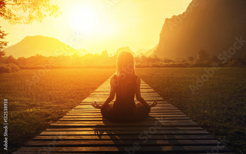 Plakat spokój i joga praktykujący o zachodzie słońca, medytacja