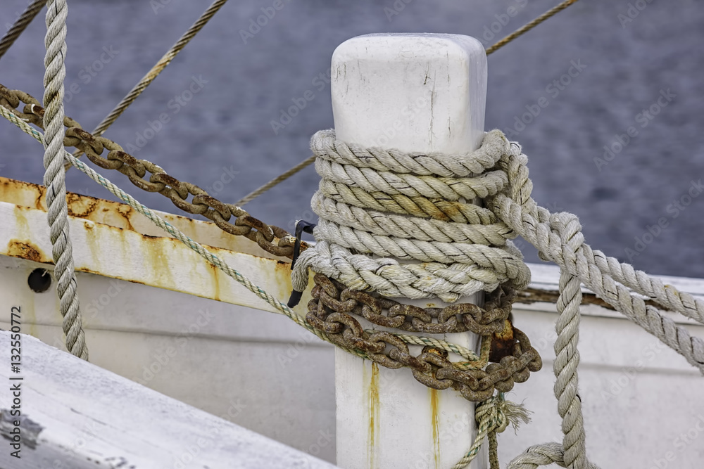 Bullards Rope Mooring rope tied off to boat bullard Stock Photo | Adobe Stock