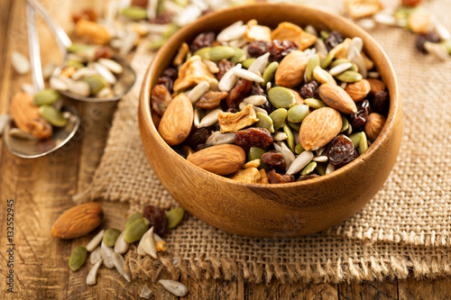 Fotografía Dried fruit and nuts trail mix