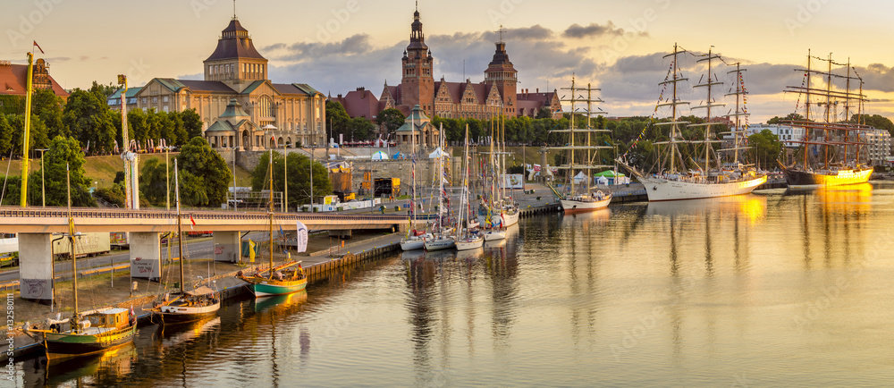 Obraz na płótnie sailing ships at the wharf in Szczecin, Tall Ships Races 2015 w salonie