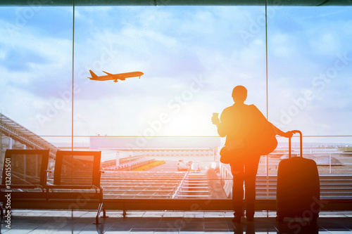 Fotografía happy traveler waiting for the flight in airport, departure terminal, immigratio