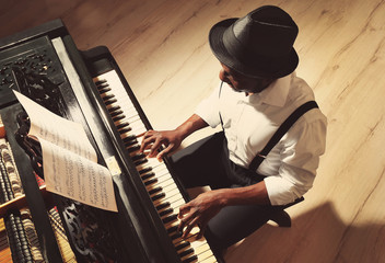 Wall Mural - Afro American man playing piano