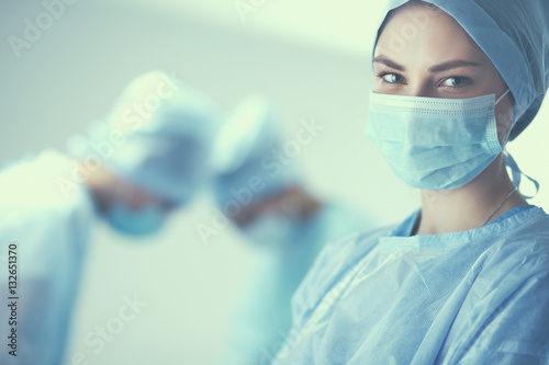 Fotomural Team surgeon at work in operating room.