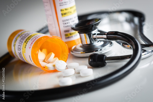 Fotografia Non-Proprietary Medicine Prescription Bottles and Spilled Pills Abstract with Stethoscope