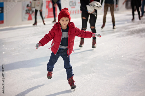 Cuadros en Lienzo Happy boy with red hat, skating during the day, having fun