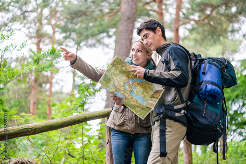 Fotografía Junges Paar, Frau und Mann, beim Wandern suchen den richtigen Weg mit Wanderkart