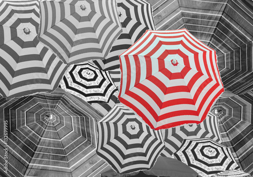 parasol rouge sur fond de parasols en noir et blanc Poster Mural XXL