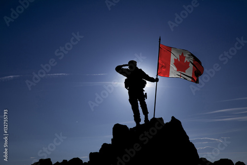 Plakat Żołnierz na szczycie góry z kanadyjską flagą