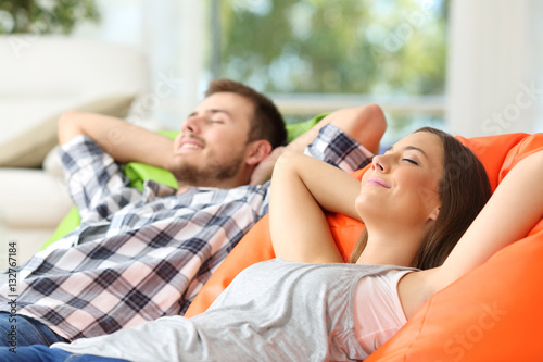 Couple ou colocataires se détendre à la maison Tableau sur Toile