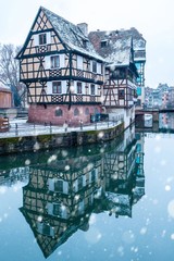 Fototapete - Strasbourg en hiver sous la neige en Alsace, France