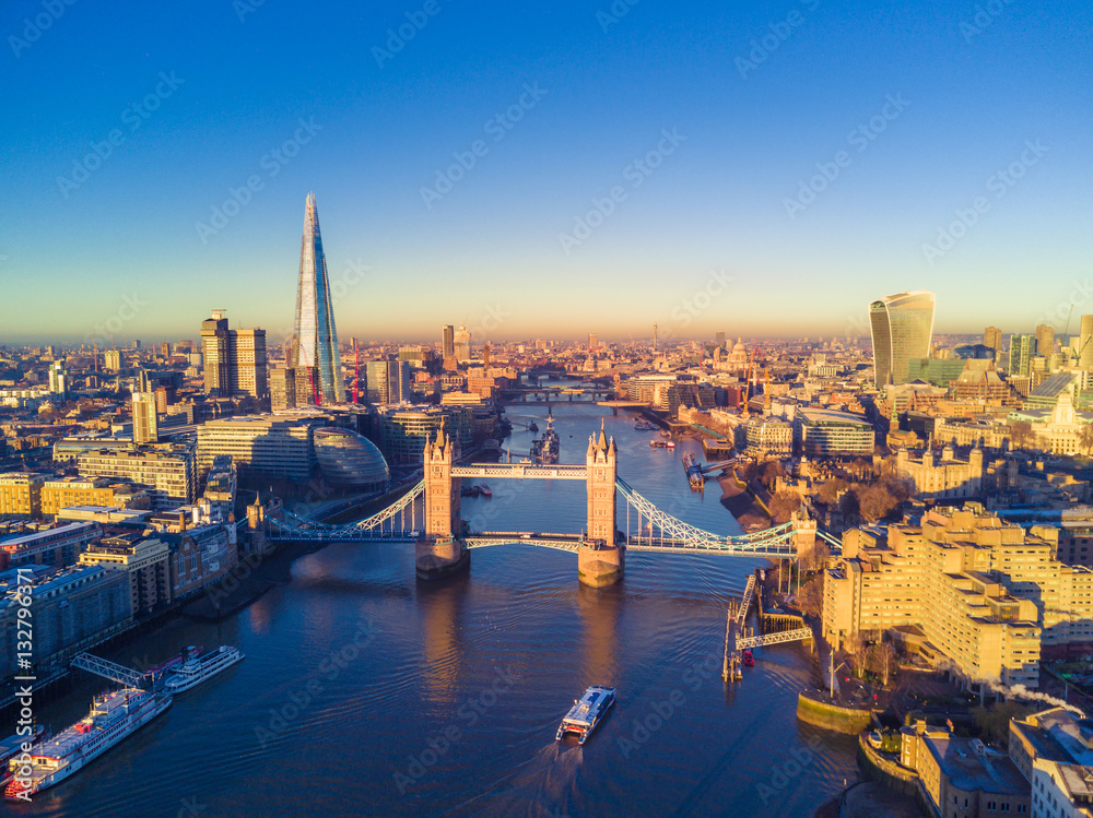 Aerial view of London and the River Thames - obrazy, fototapety, plakaty 