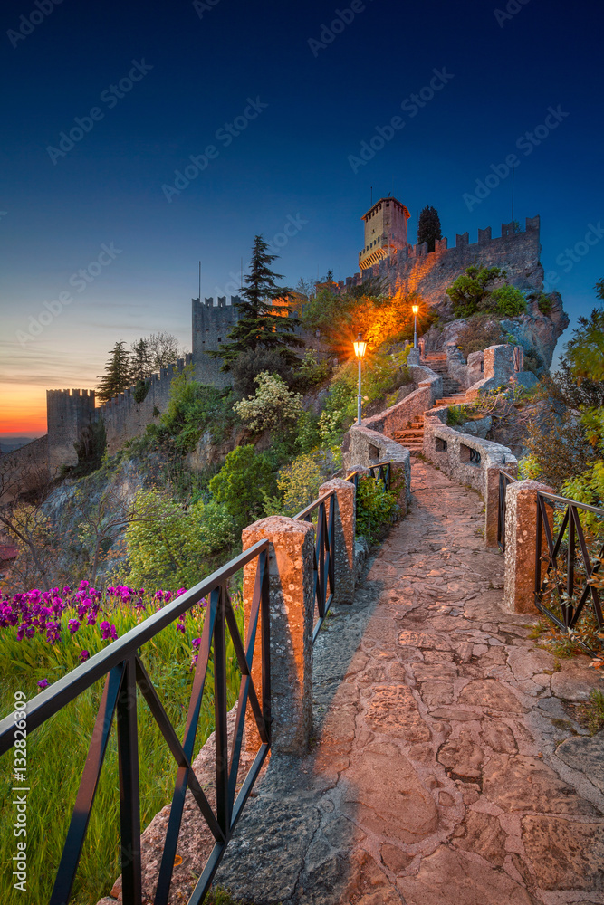 Obraz na płótnie San Marino. Image of castle in San Marino during sunset. w salonie