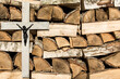 Krzyż na ścianie z drzewa