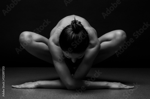 Obraz na plátně Naked woman body sculpture. Fine art photo of female body.