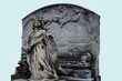 monumento funebre con statua di un angelo