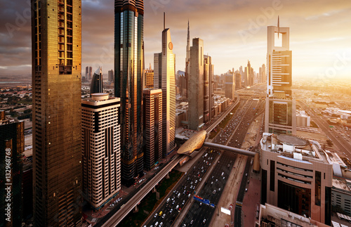 panorame-dubaju-w-czasie-zachodu-slonca