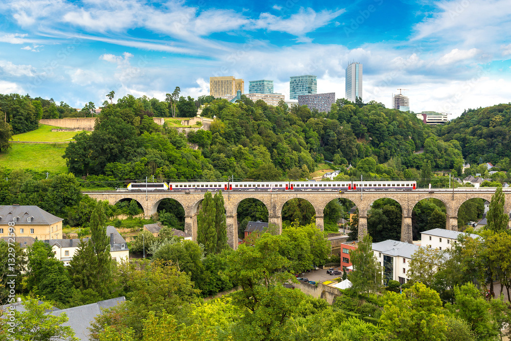 Obraz na płótnie Train bridge in Luxembourg w salonie