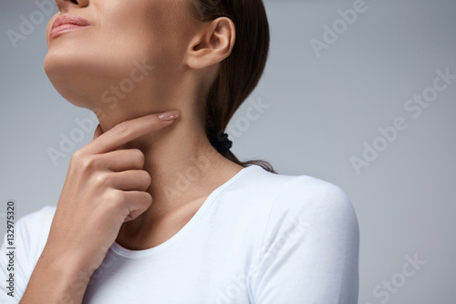 Cuadros en Lienzo Throat Pain. Closeup Woman With Sore Throat, Painful Feeling
