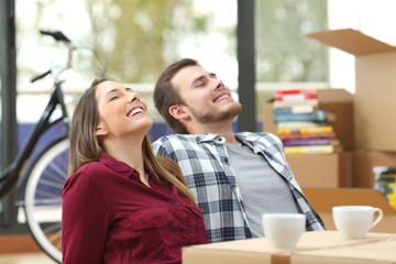 Poster - Couple relaxing and moving house