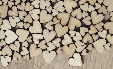  drewniane serce na tle drewna, koncepcja valentine z selektywnym czerwonym sercem
