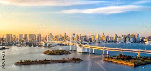 Plakat Tokio linia horyzontu z Tokio wierza i tęcza mostem