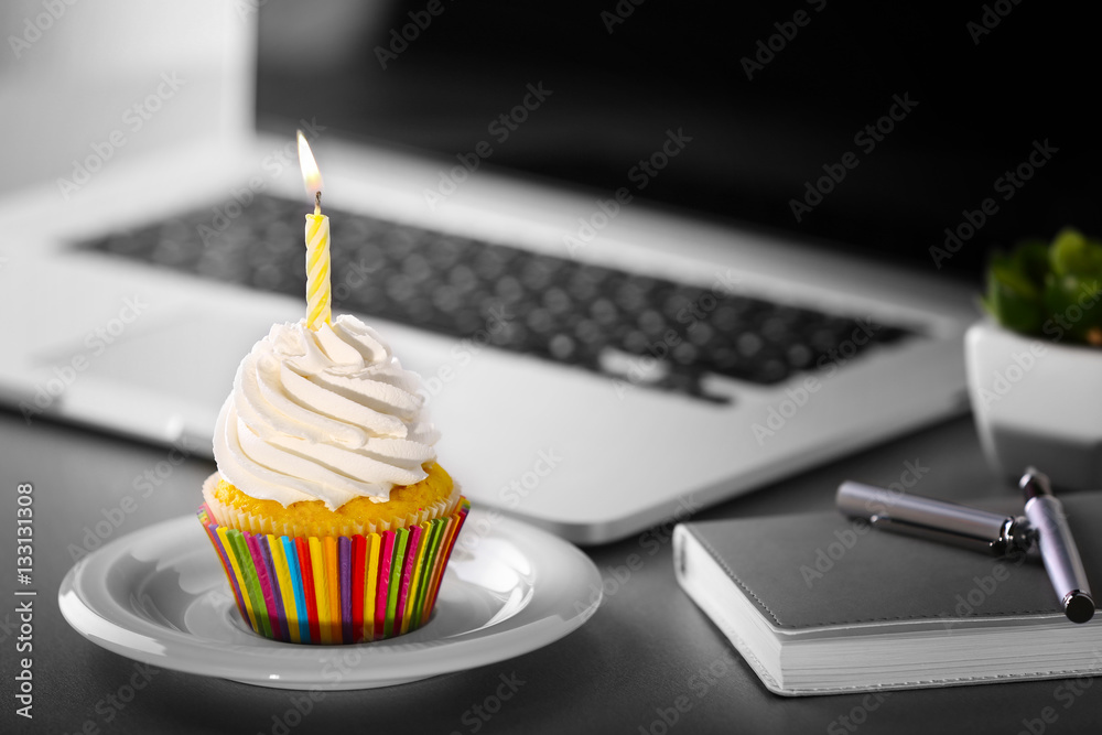 Tasty cupcake on working place - obrazy, fototapety, plakaty 