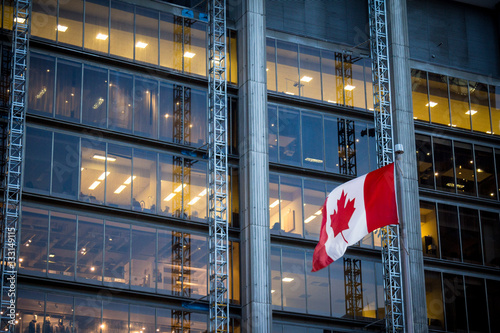 Plakat Kanadyjska flaga przed biznesowym budynkiem w Toronto, Ontario, Kanada